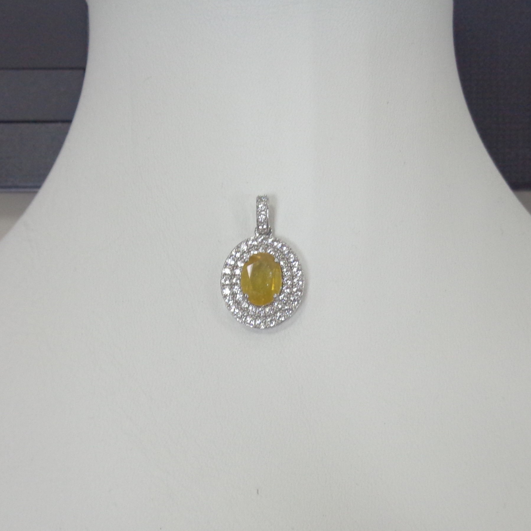 Серебряная подвеска с желтым сапфиром